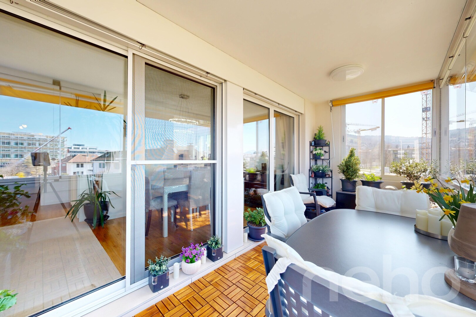 terrasse avec day time, véranda, et coin repas extérieur