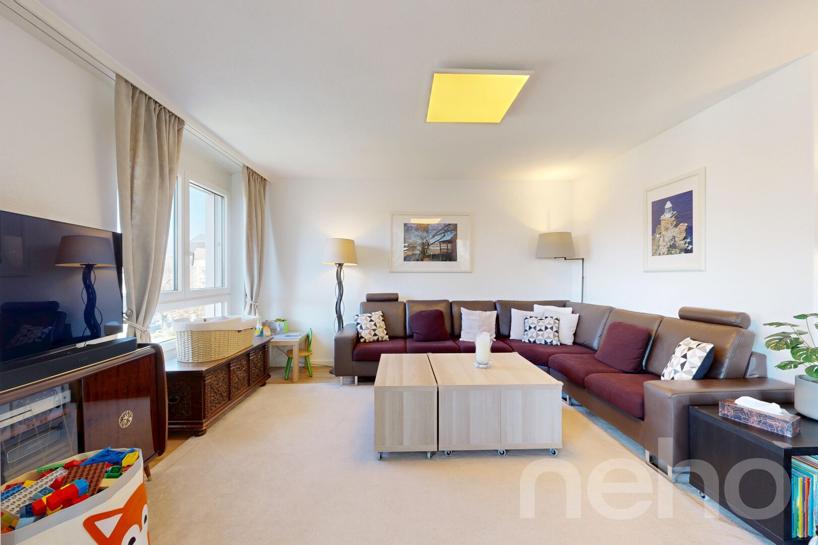 salon avec inside property, télévision, cloison sèche, drywall, et lumière naturelle