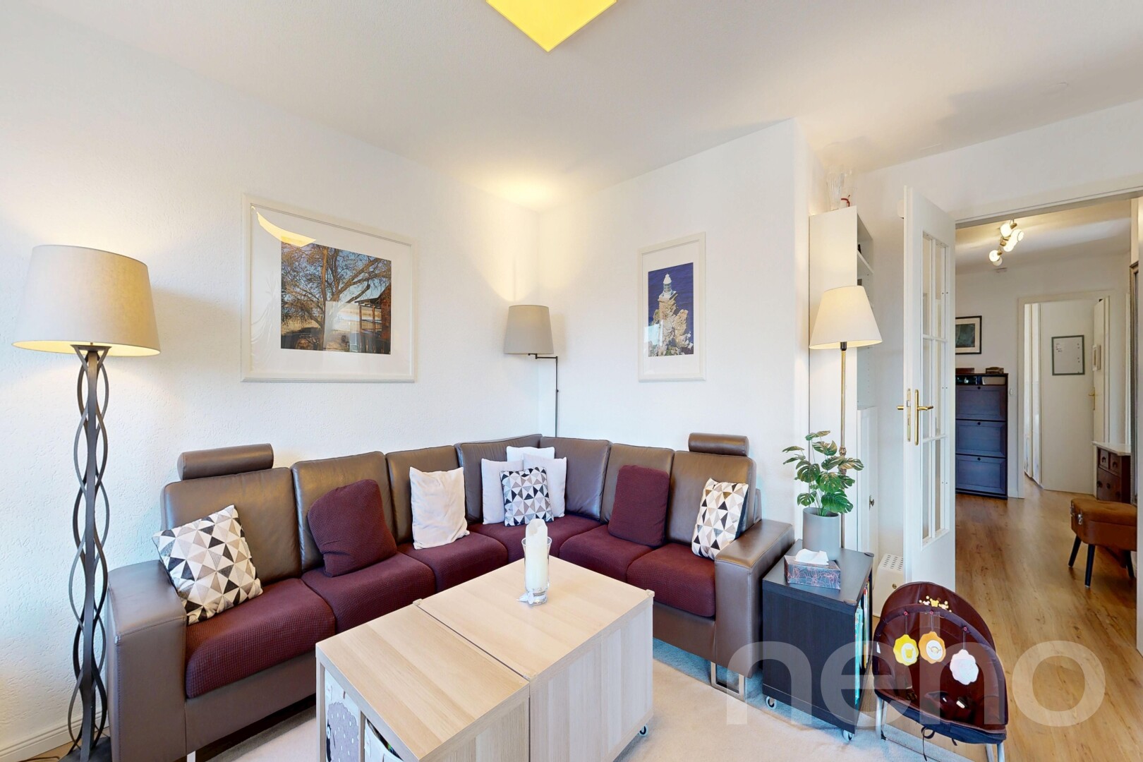 salon avec cloison sèche, drywall, inside property, sol en finition bois, et wood finish floor