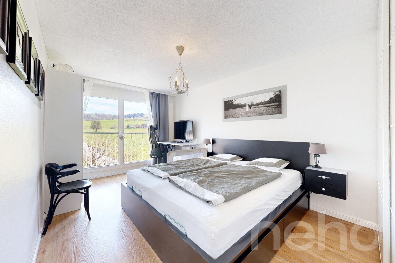 chambre avec sol en finition bois, wood finish floor, cloison sèche, drywall, et inside property
