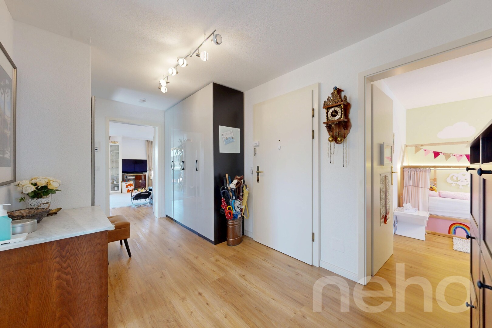 couloir avec sol en finition bois, wood finish floor, inside property, light floor, et cloison sèche