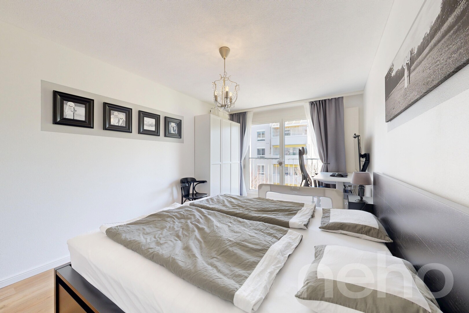 chambre avec inside property, cloison sèche, drywall, sol en finition bois, et wood finish floor