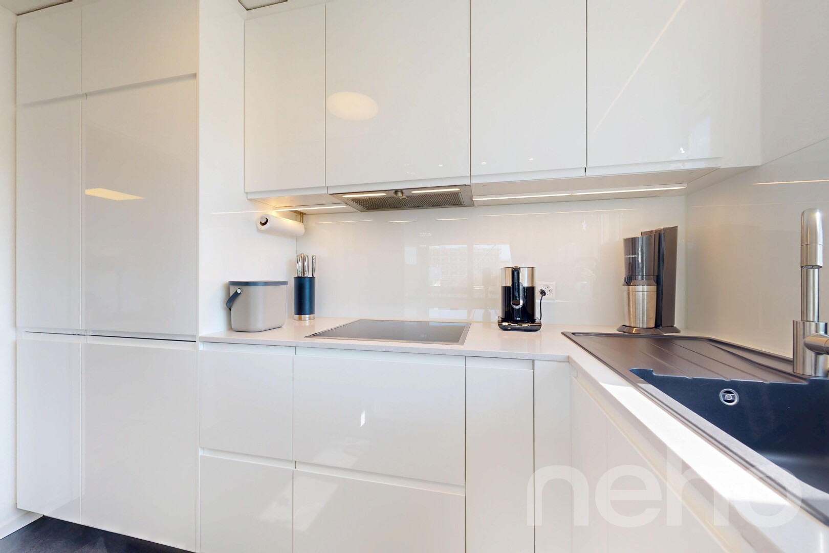 cuisine avec armoires blanches, white cabinets, évier, armoires à panneau plat, et flat panel cabinets