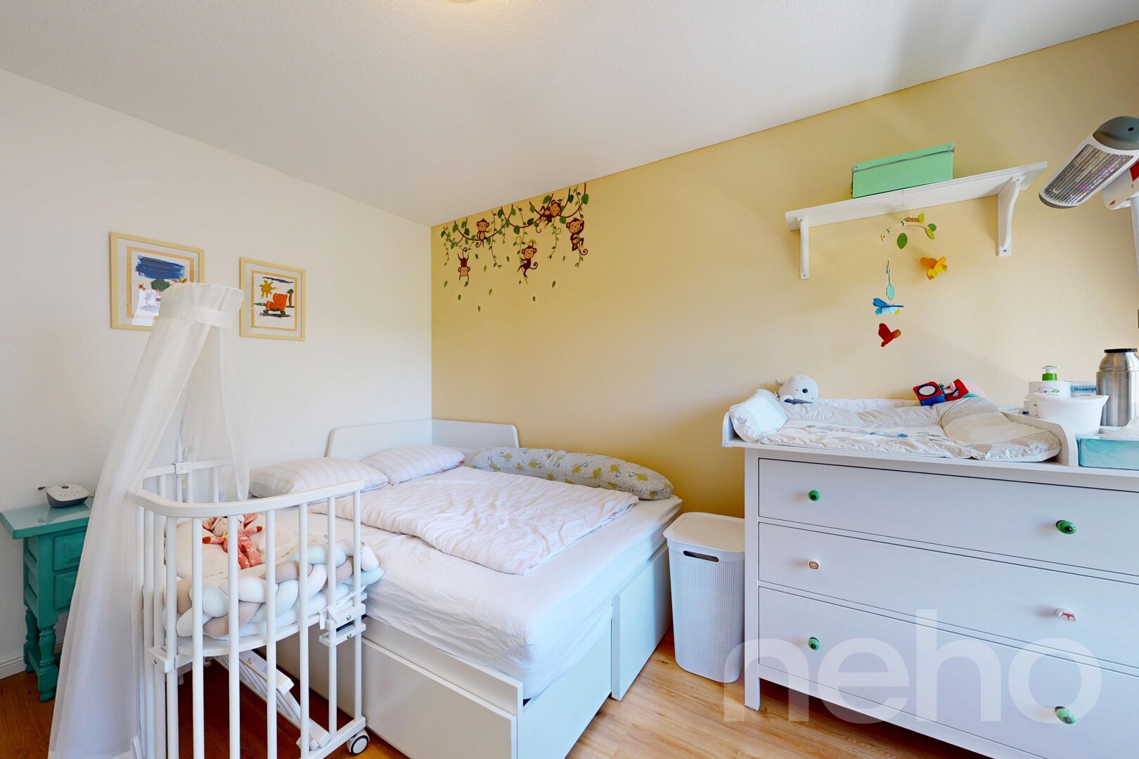 chambre avec sol en finition bois, wood finish floor, cloison sèche, drywall, et inside property