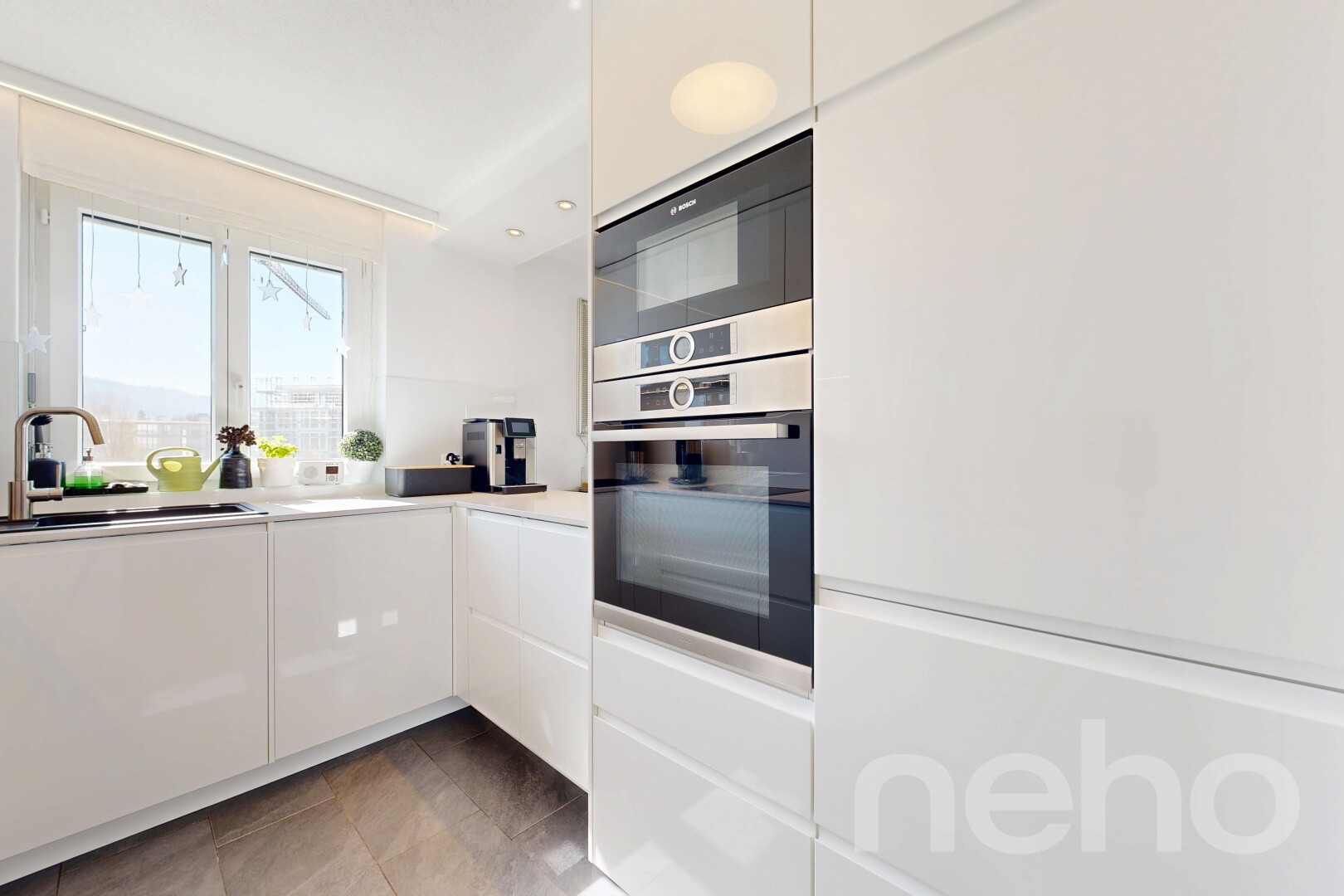 cuisine avec flat panel cabinets, armoires à panneau plat, four, micro-ondes, et white cabinets