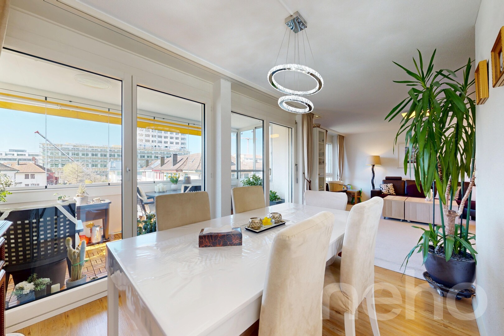 salle à manger avec day time, sol en finition bois, wood finish floor, inside property, et light floor
