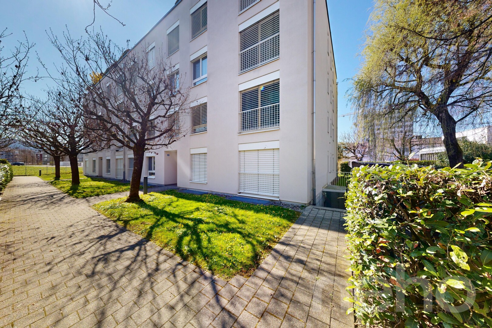 extérieur du bâtiment avec vue sur le complexe d'appartements, apartment complex view, from community, et day time