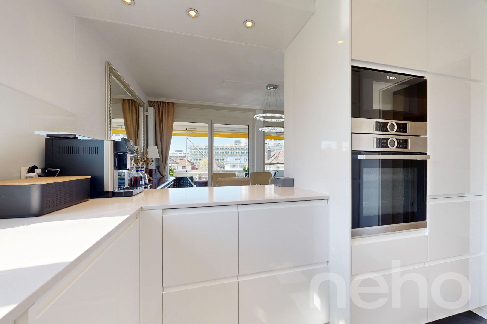 cuisine avec armoires à panneau plat, flat panel cabinets, four, plans de travail, et light countertops
