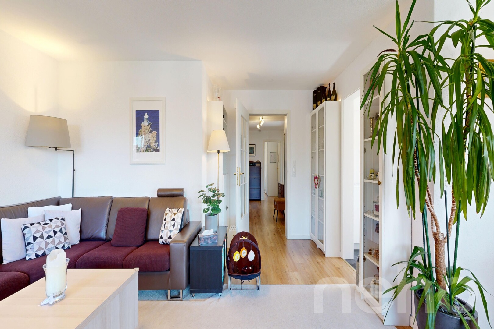 salon avec drywall, cloison sèche, inside property, wood finish floor, et sol en finition bois