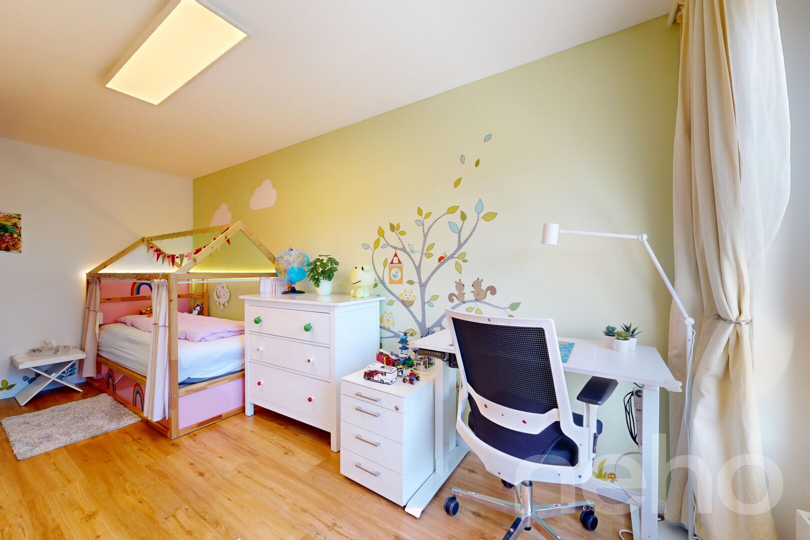 chambre avec inside property, sol en finition bois, wood finish floor, light floor, et cloison sèche