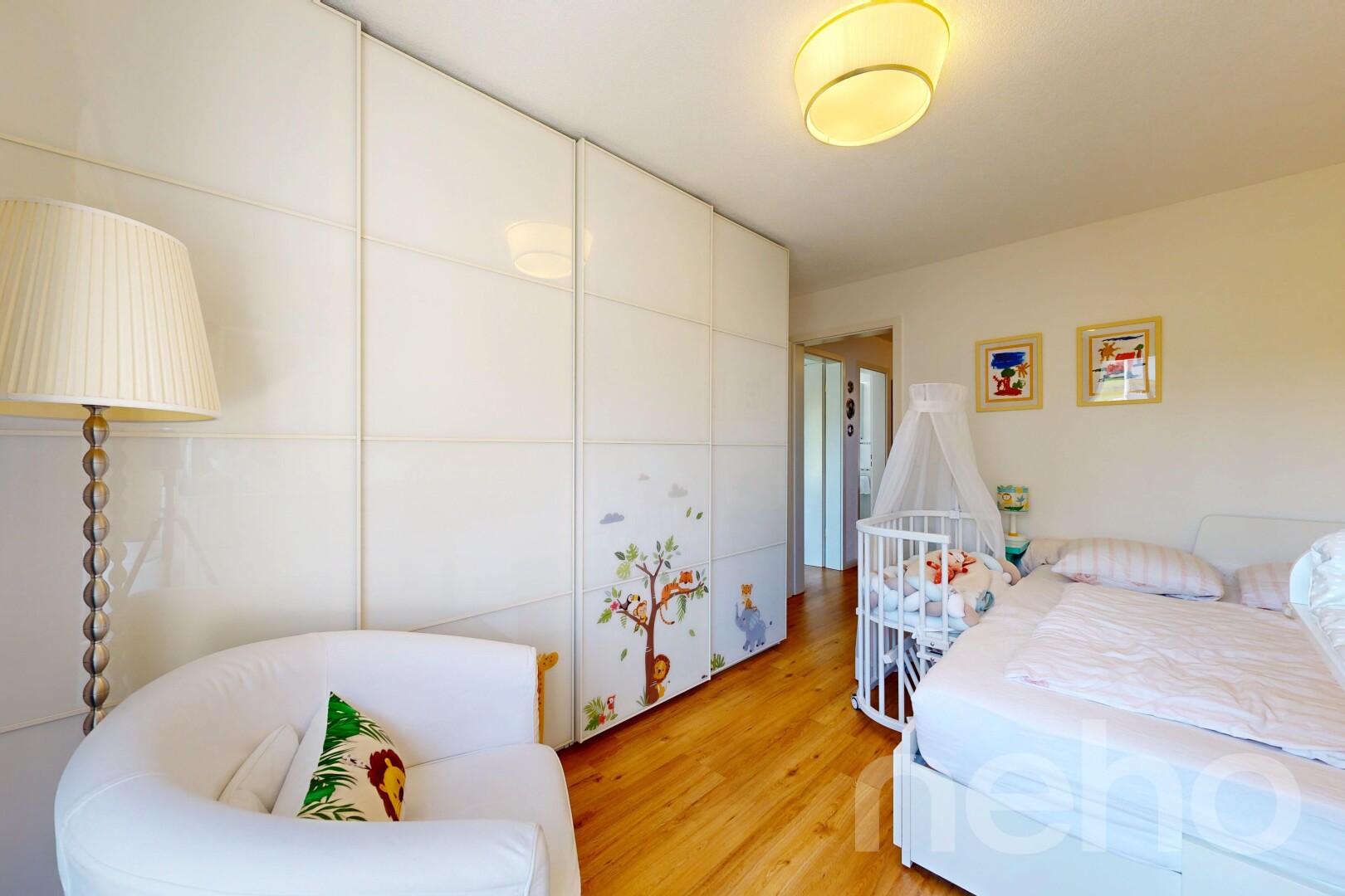 chambre avec drywall, cloison sèche, wood finish floor, sol en finition bois, et inside property