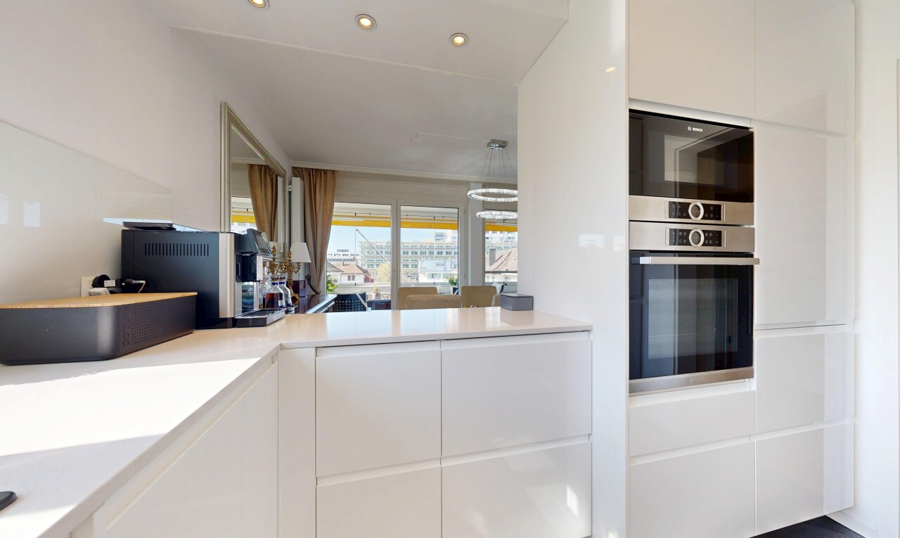 cuisine avec armoires à panneau plat, flat panel cabinets, four, plans de travail, et light countertops