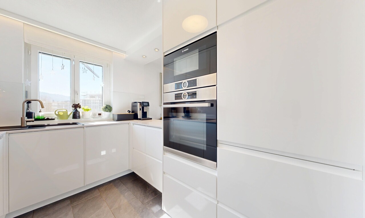 cuisine avec flat panel cabinets, armoires à panneau plat, four, micro-ondes, et white cabinets