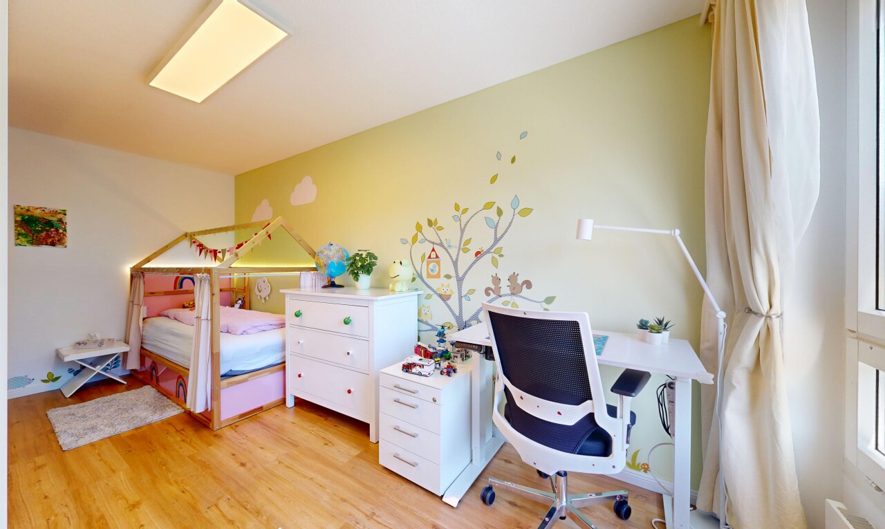chambre avec inside property, sol en finition bois, wood finish floor, light floor, et cloison sèche