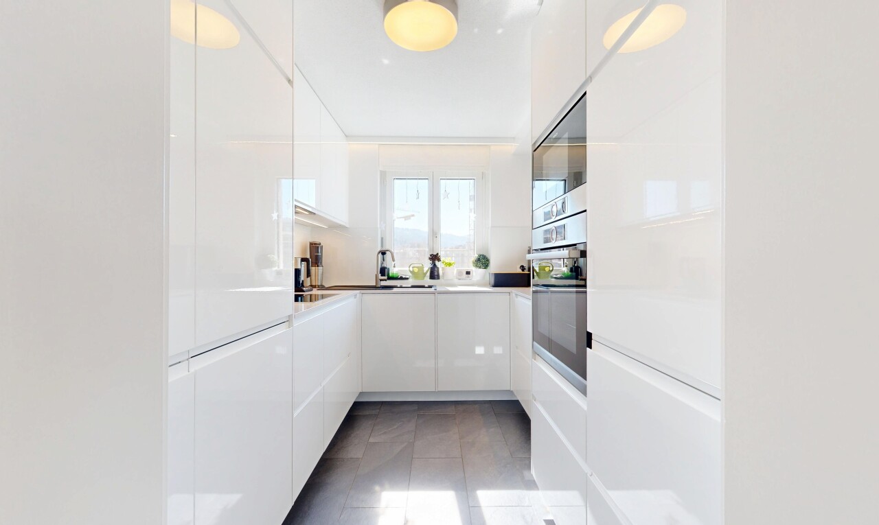 cuisine avec armoires à panneau plat, flat panel cabinets, four, armoires blanches, et white cabinets