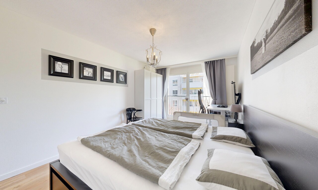chambre avec inside property, cloison sèche, drywall, sol en finition bois, et wood finish floor