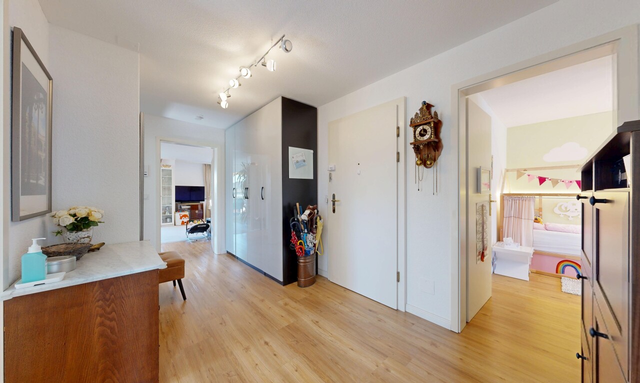 couloir avec sol en finition bois, wood finish floor, inside property, light floor, et cloison sèche