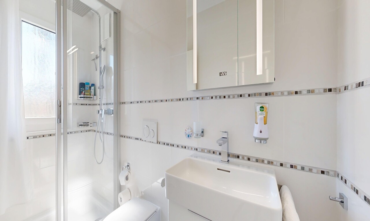 salle de bains avec toilette, natural light, lumière naturelle, miroir, et salle de bain complète
