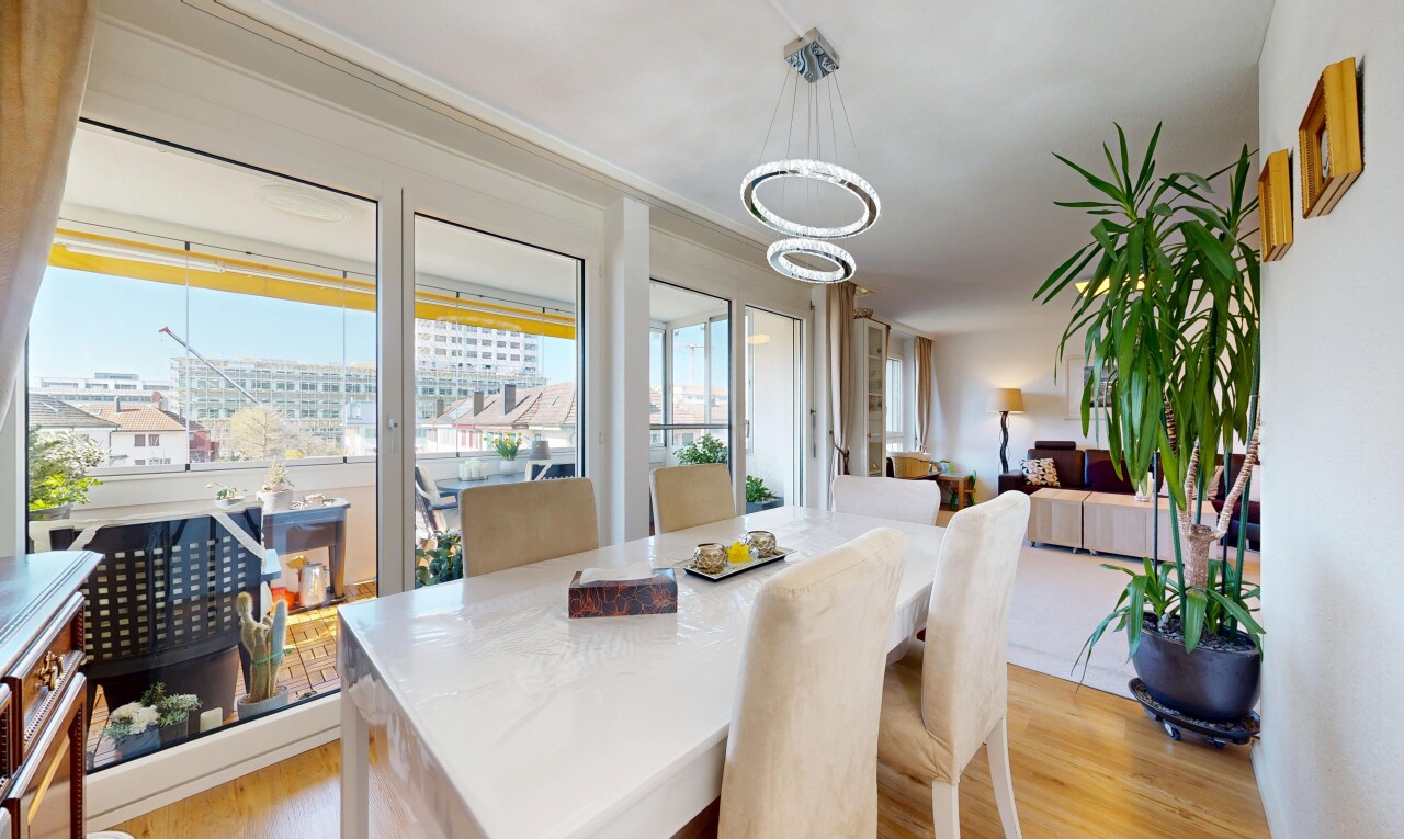 salle à manger avec day time, sol en finition bois, wood finish floor, inside property, et light floor
