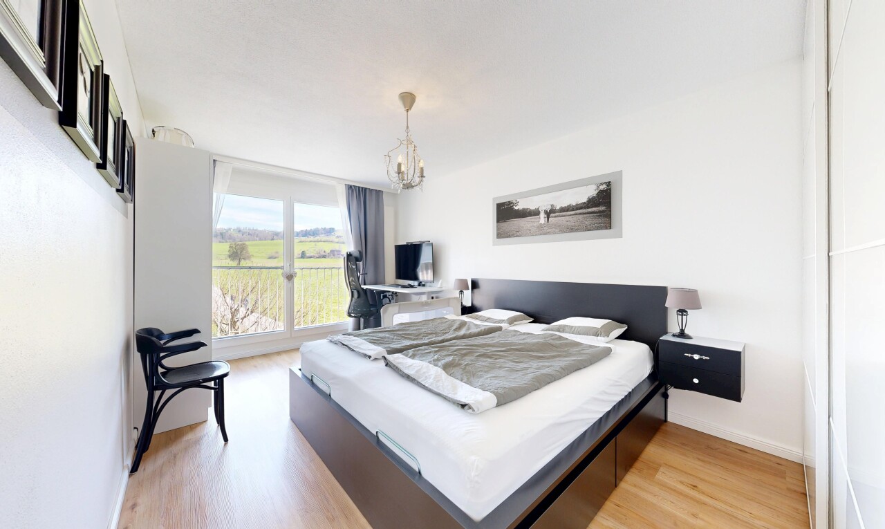 chambre avec sol en finition bois, wood finish floor, cloison sèche, drywall, et inside property