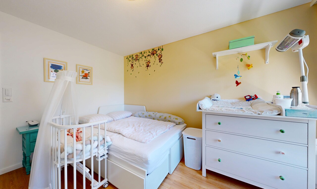 chambre avec sol en finition bois, wood finish floor, cloison sèche, drywall, et inside property