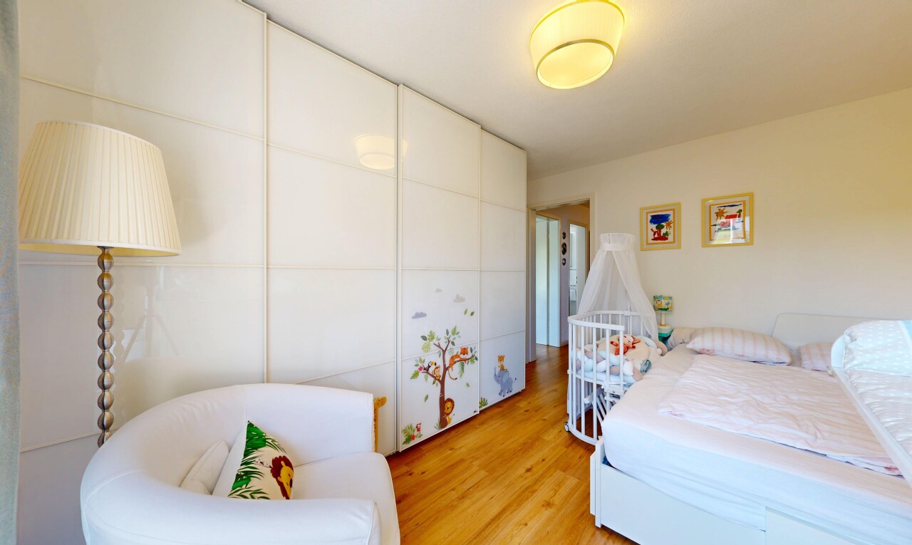 chambre avec drywall, cloison sèche, wood finish floor, sol en finition bois, et inside property