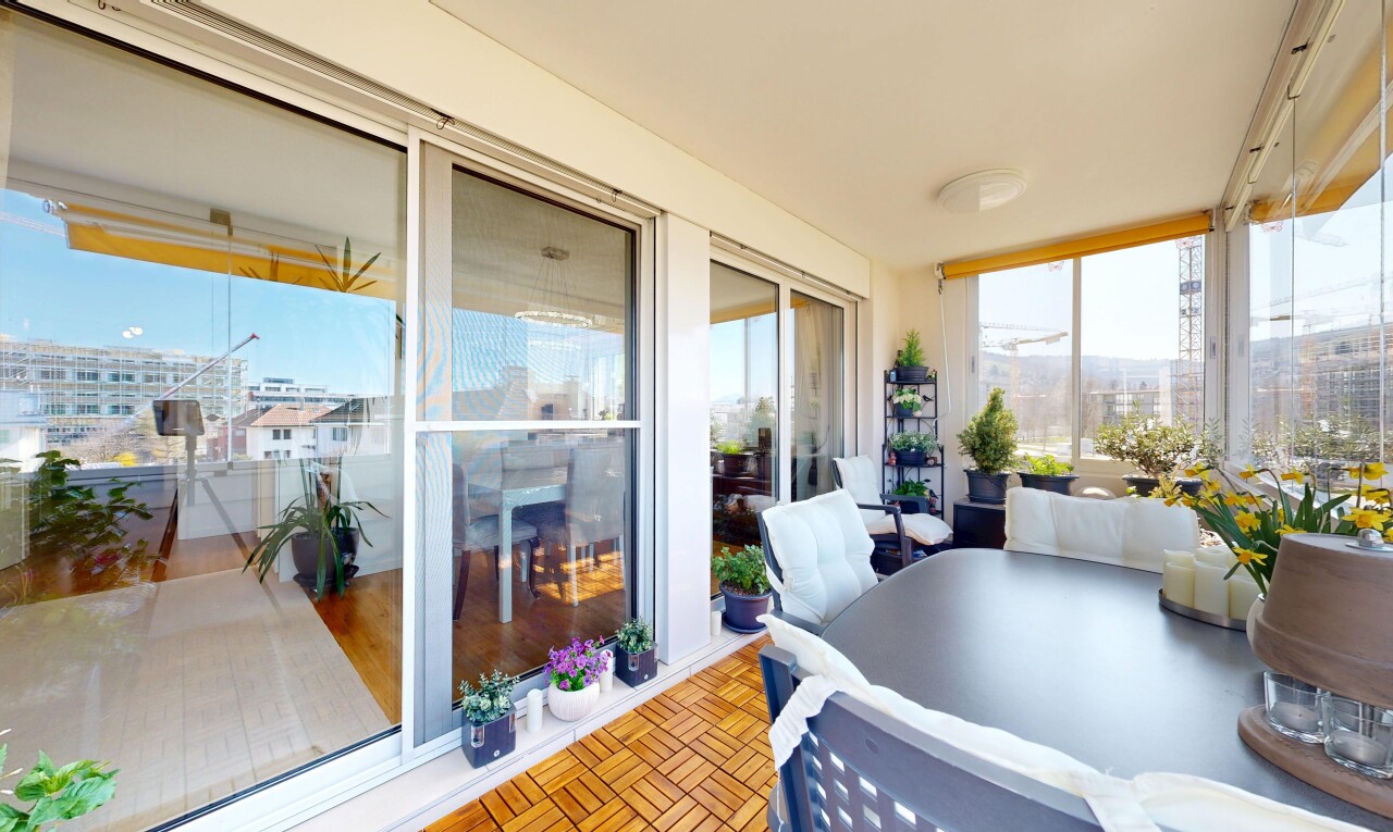 terrasse avec day time, véranda, et coin repas extérieur