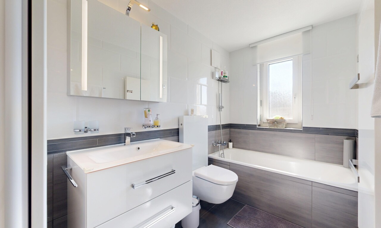 salle de bains avec miroir, lavabo (ou coiffeuse selon le contexte), bain, salle de bain complète, et inside property
