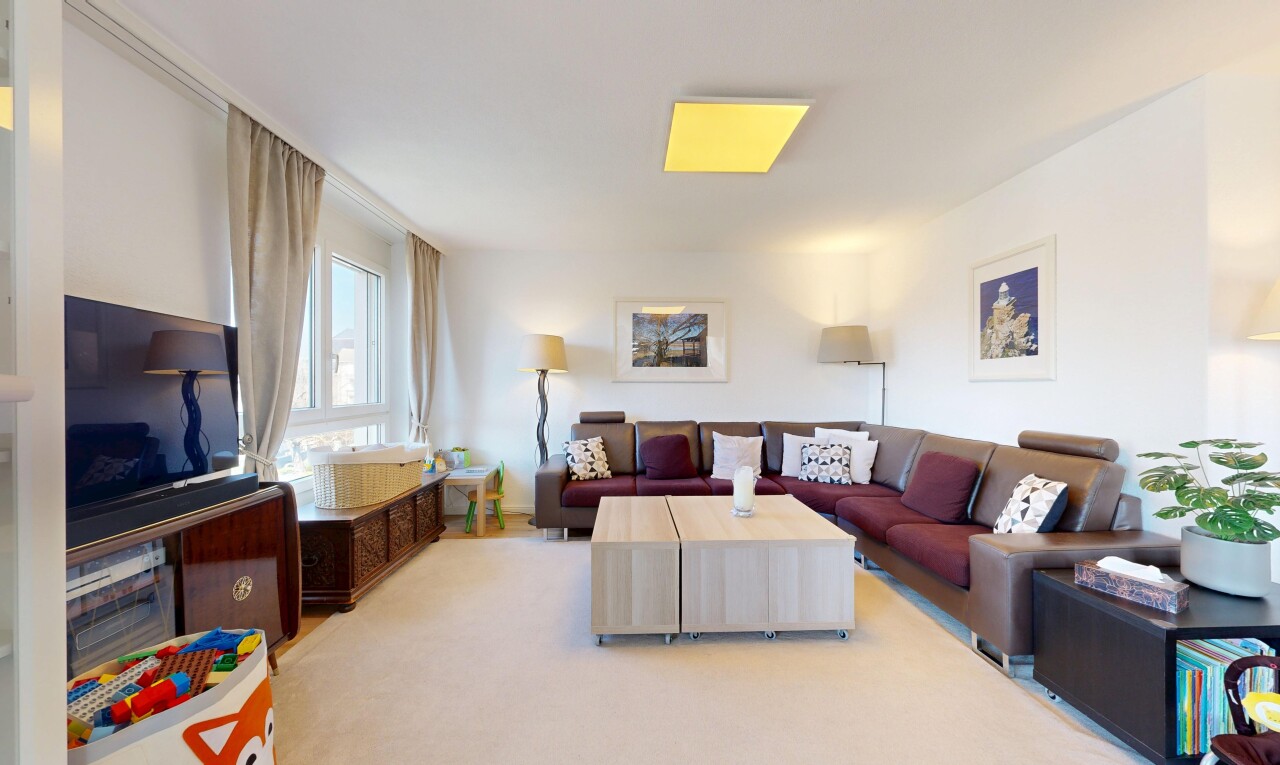 salon avec inside property, télévision, cloison sèche, drywall, et lumière naturelle