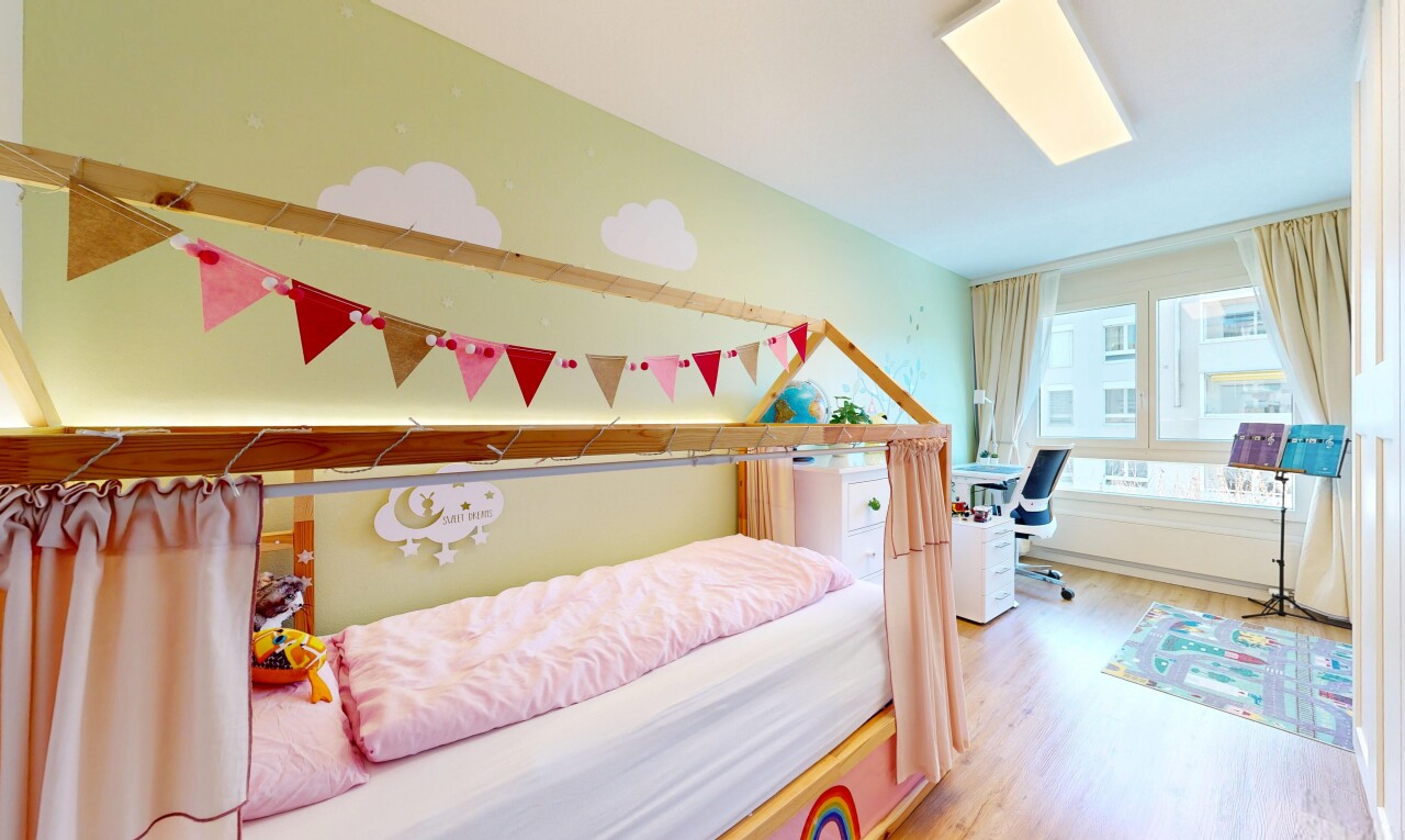 chambre avec espace bureau, lumière naturelle, natural light, inside property, et sol en finition bois