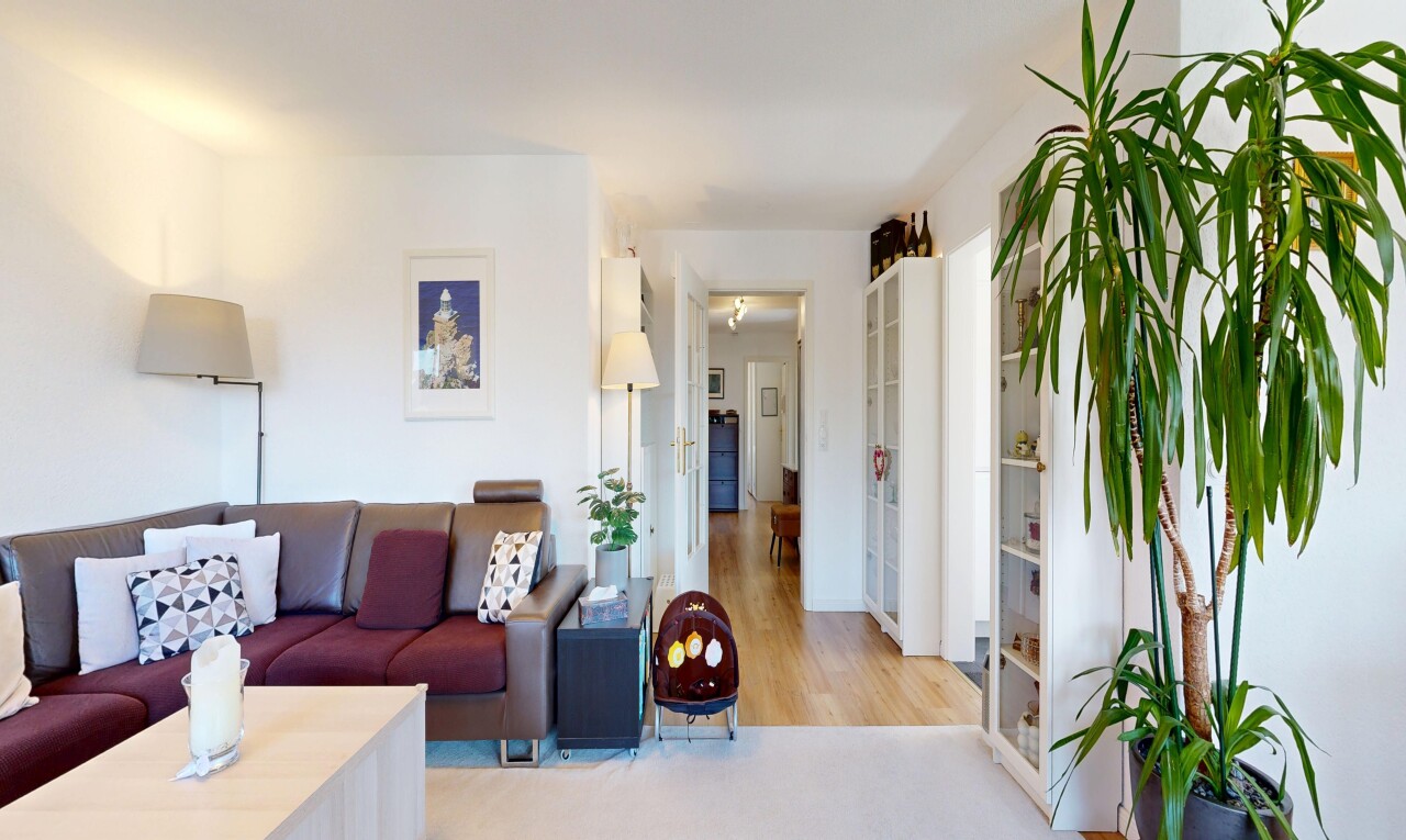 salon avec drywall, cloison sèche, inside property, wood finish floor, et sol en finition bois
