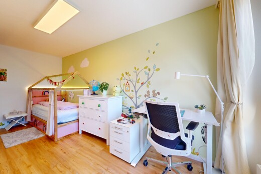 zimmer / schlafzimmer mit inside property, holzfußboden, wood finish floor, light floor, und gipskartonwand