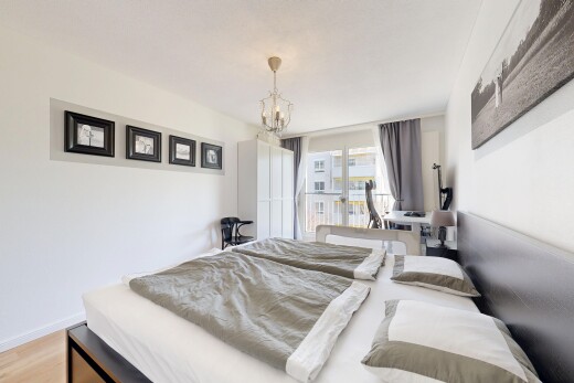 zimmer / schlafzimmer mit inside property, gipskartonwand, drywall, holzfußboden, und wood finish floor