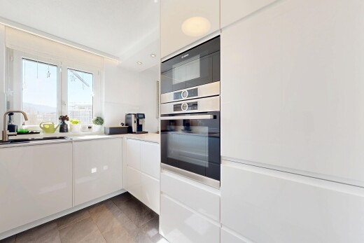 küche mit flat panel cabinets, schränke mit flachen paneelen, ofen, mikrowelle, und white cabinets