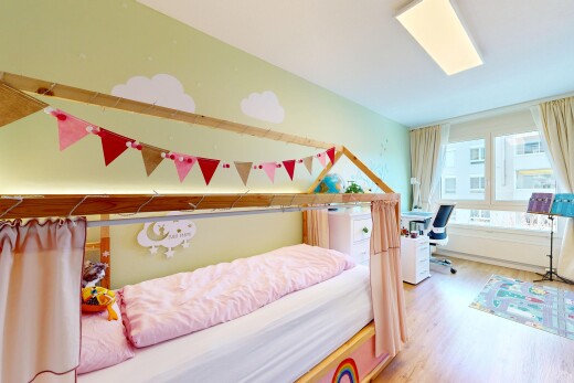 zimmer / schlafzimmer mit bürobereich, natürliches licht, natural light, inside property, und holzfußboden