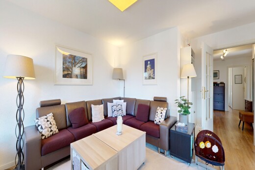 wohnzimmer mit gipskartonwand, drywall, inside property, holzfußboden, und wood finish floor