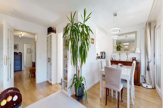 esszimmer mit wood finish floor, holzfußboden, drywall, gipskartonwand, und inside property