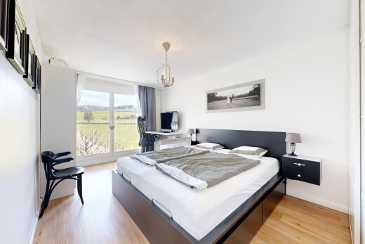 zimmer / schlafzimmer mit holzfußboden, wood finish floor, gipskartonwand, drywall, und inside property