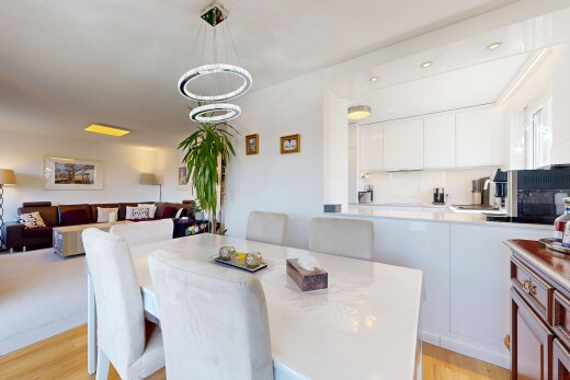 wohn- / esszimmer mit light floor, inside property, holzfußboden, wood finish floor, und gipskartonwand