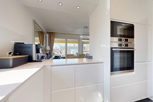 küche mit schränke mit flachen paneelen, flat panel cabinets, ofen, arbeitsplatten, und light countertops