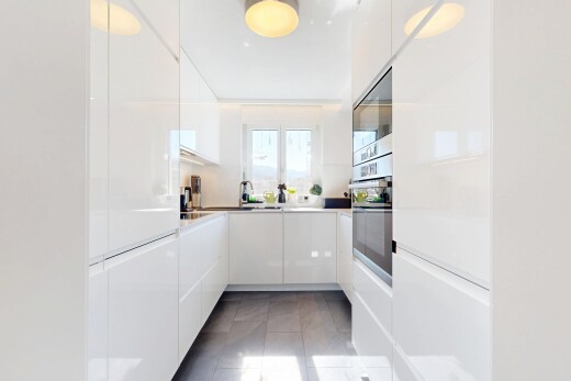 küche mit schränke mit flachen paneelen, flat panel cabinets, ofen, weiße schränke, und white cabinets