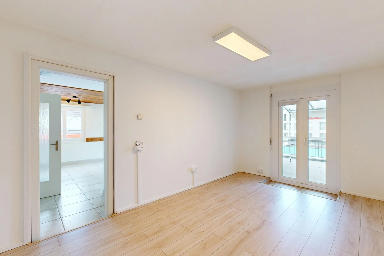 leerer raum mit außenzugang, drywall, gipskartonwand, light floor, und wood finish floor