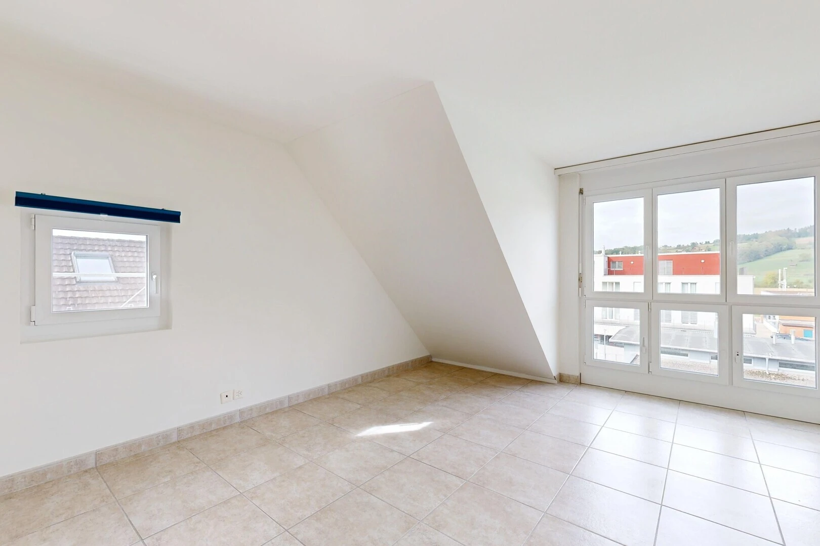 leerer raum mit inside property, zusätzliches zimmer, light floor, gipskartonwand, und drywall