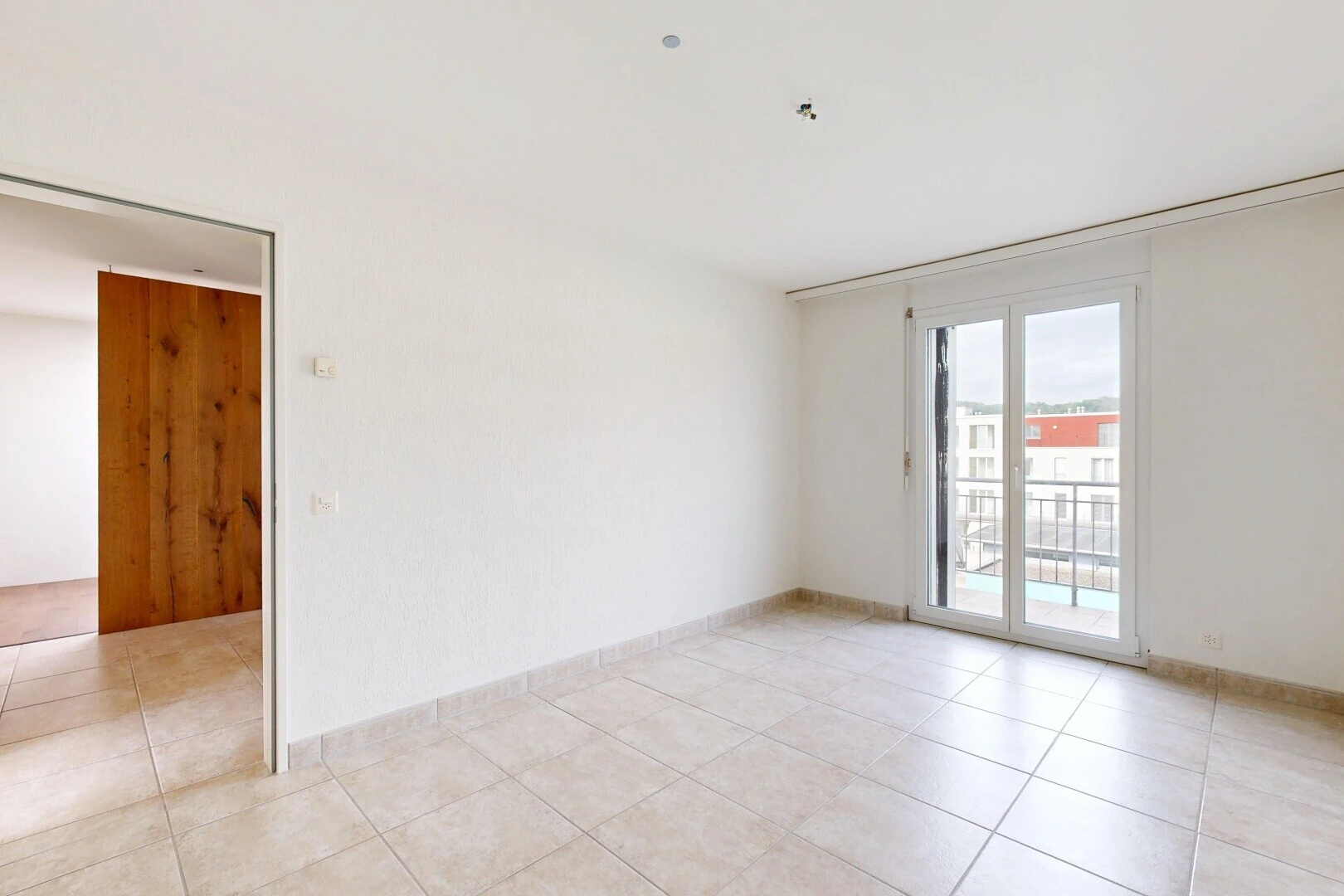 leerer raum mit außenzugang, light floor, gipskartonwand, drywall, und inside property
