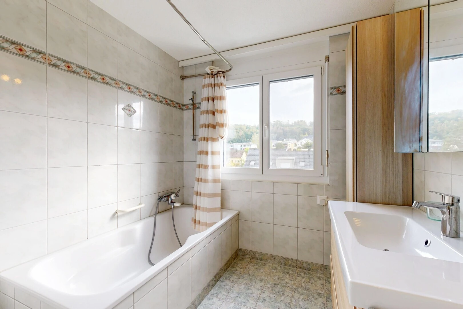 bad mit tile wall, fliesenwand, waschbecken, komplettes badezimmer, und kombiniertes bad / dusche