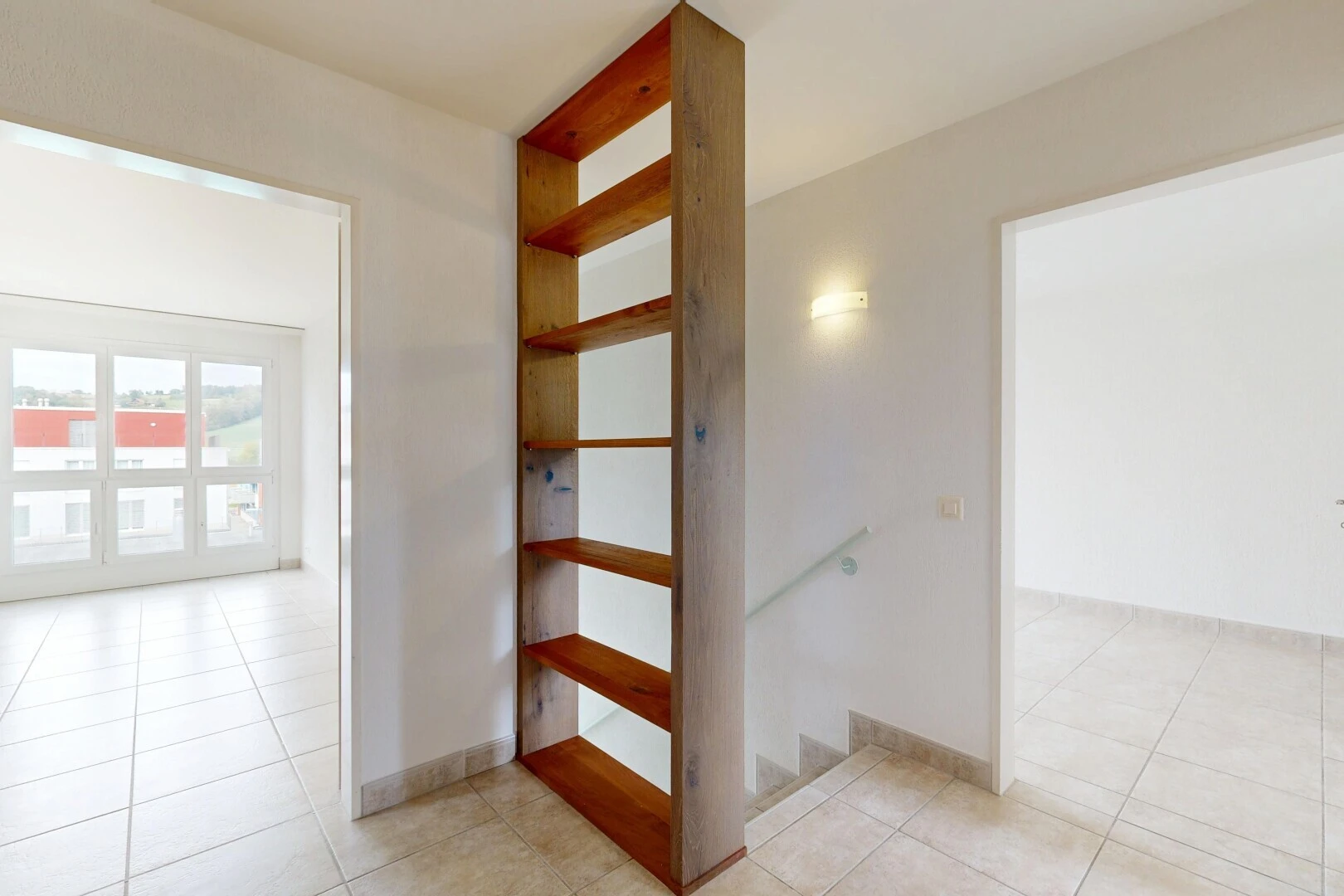 treppe mit treppen, inside property, drywall, gipskartonwand, und light floor