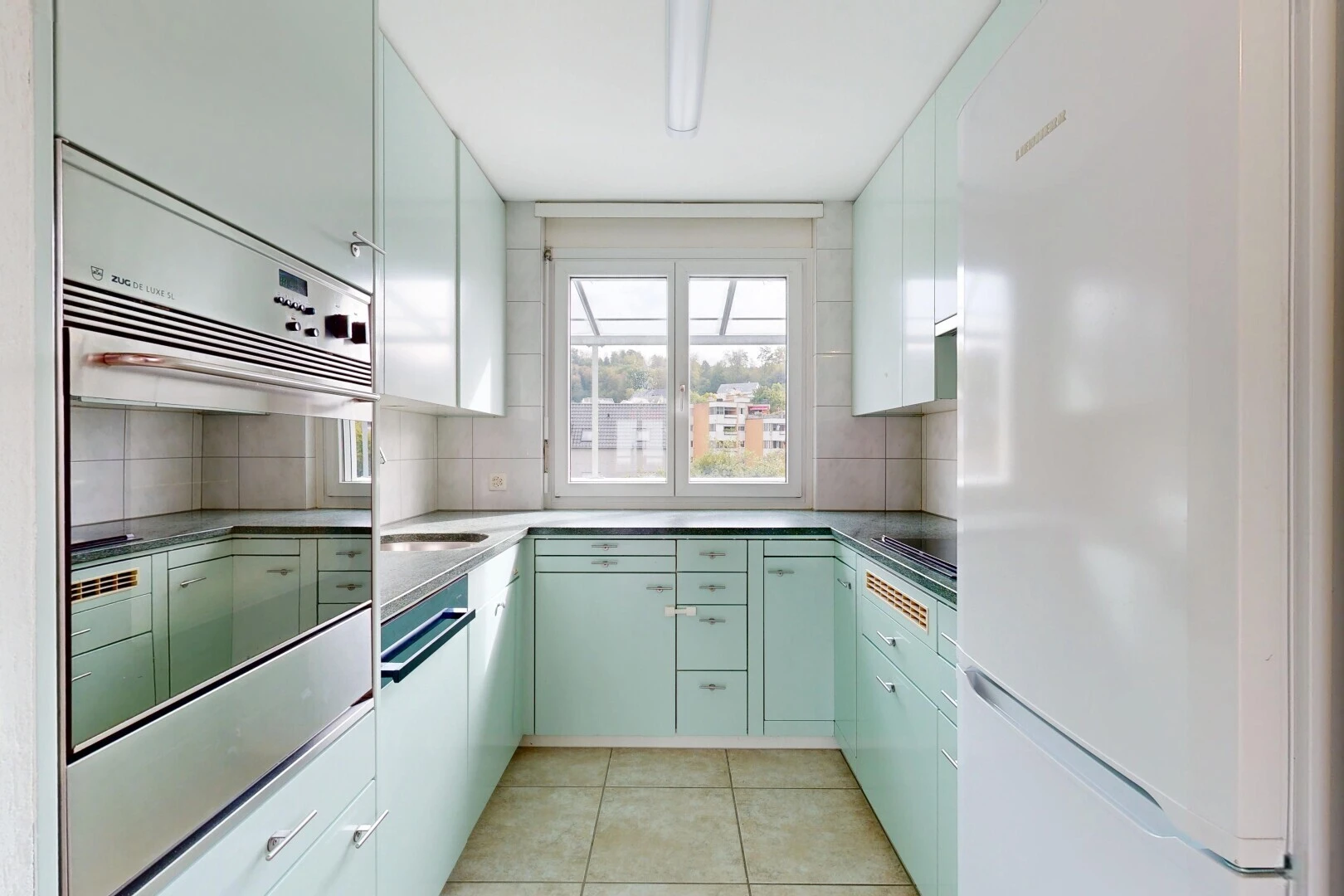 küche mit kühlschrank, green cabinets, grüne schränke, light floor, und ofen