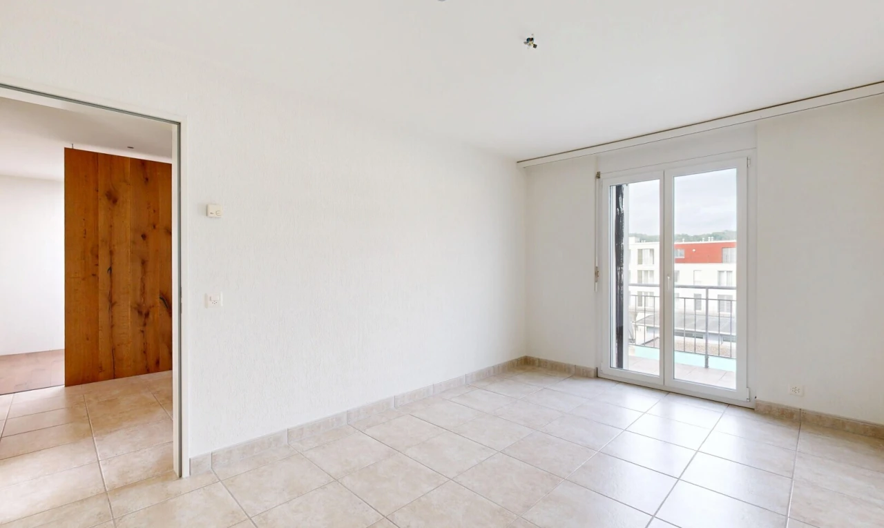 leerer raum mit außenzugang, light floor, gipskartonwand, drywall, und inside property