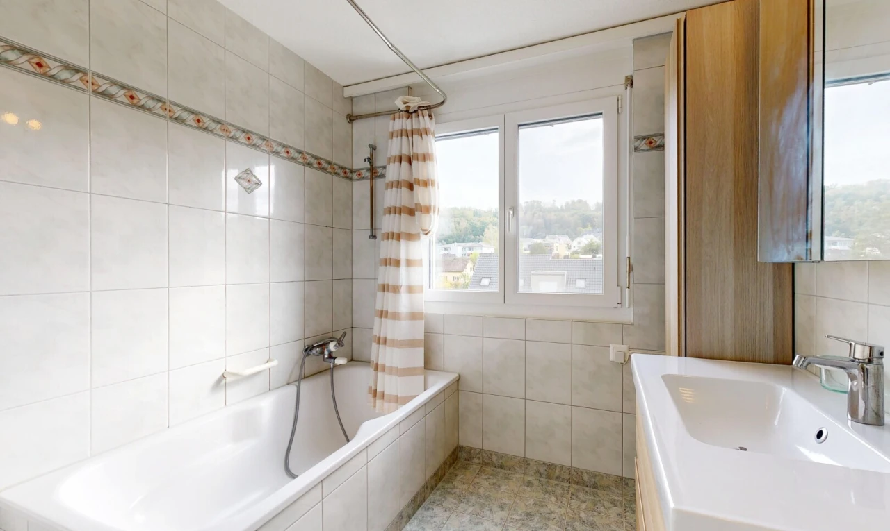 bad mit tile wall, fliesenwand, waschbecken, komplettes badezimmer, und kombiniertes bad / dusche