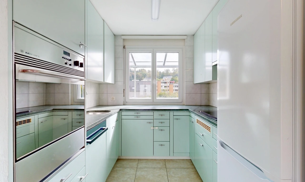 küche mit kühlschrank, green cabinets, grüne schränke, light floor, und ofen